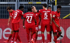 Bayern cieszący się po bramce Kimmicha przeciwko BVB